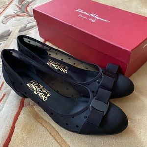 Excellent condition, not worn! Box and dust bag included.